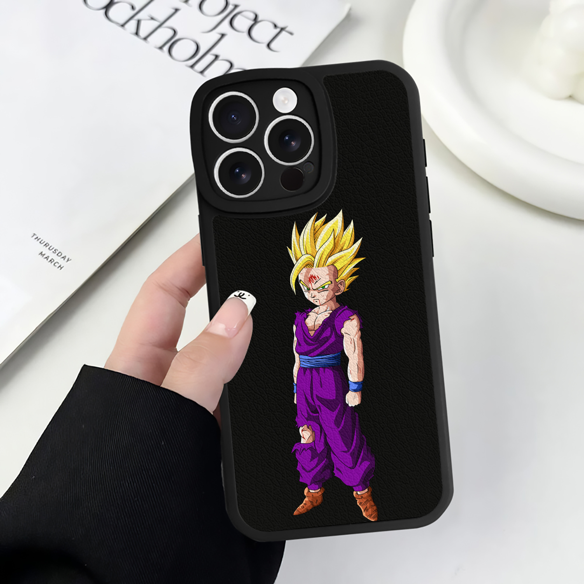 （画像用） ドラゴンボール 孫 悟飯（そんごはん）DRAGON BALL Son Gohan 【iPhone 16シリーズ対応】シリコンスマホケース（レザー調） 材質：シリコン